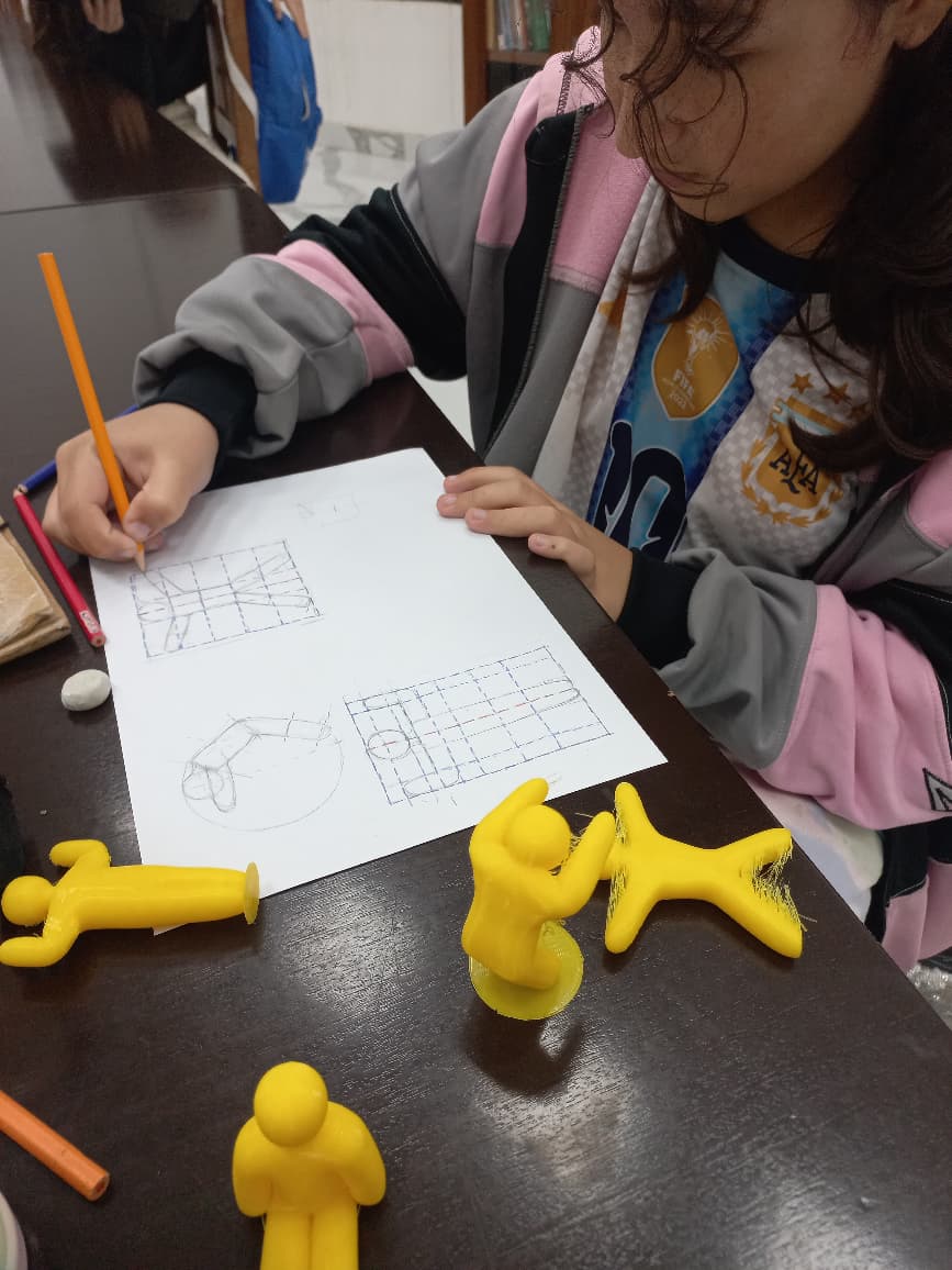 "Los dibujos que ha hecho mi niña son muy lindos y le encantan tus clases. Es una de las pocas actividades extras que hace por gusto, las demás, va porque no le queda otra (jajaja).”
